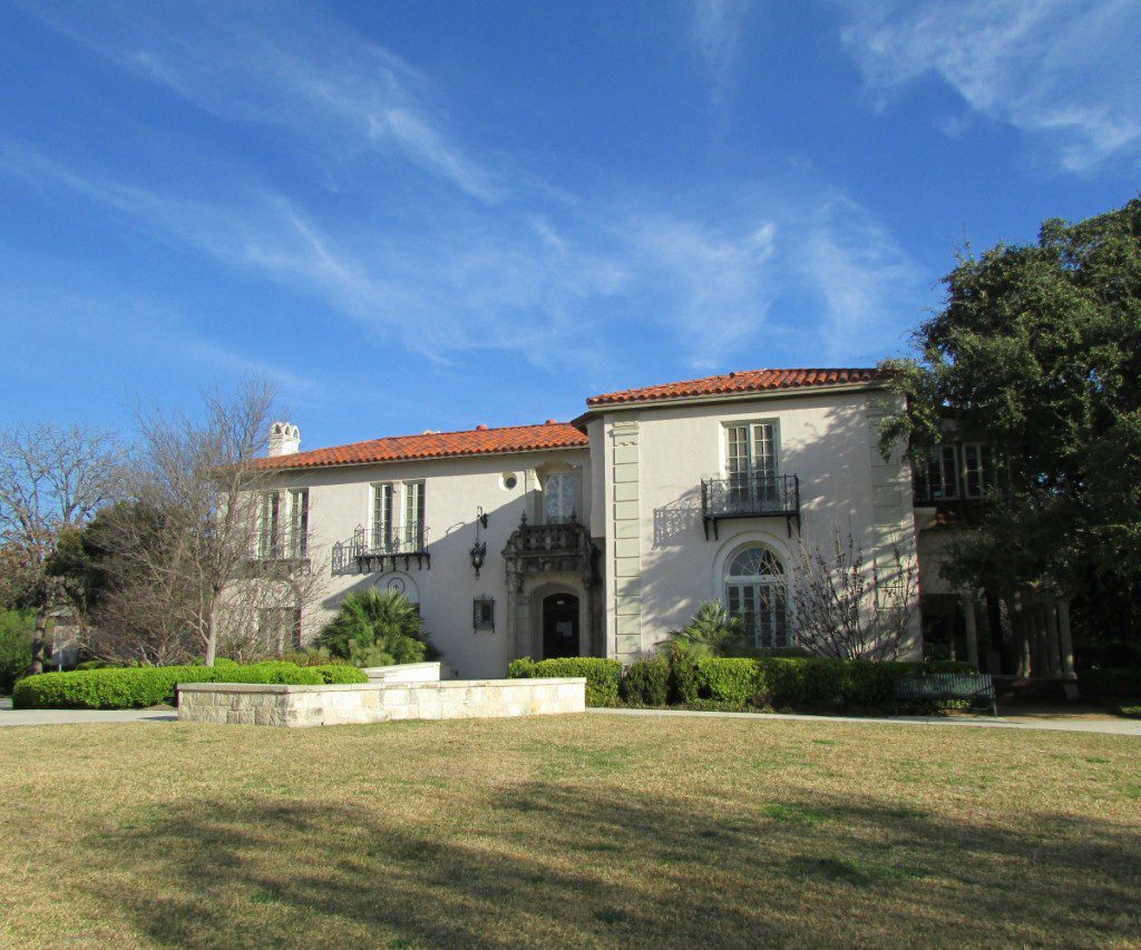 Landa Library is located in the heart of Monte Vista.